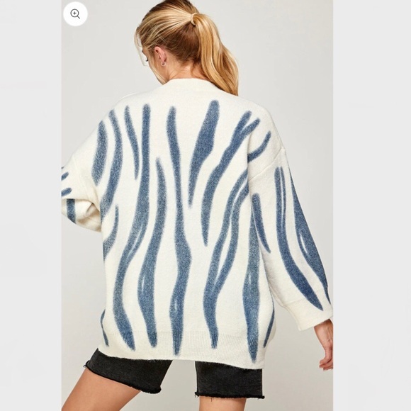 Solution Los Angeles Oversized Blue Stripe Sweater – Size M/L NWT - Picture 4 of 13